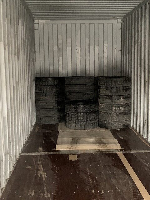 Loading image when exporting used tires(to South Asia)