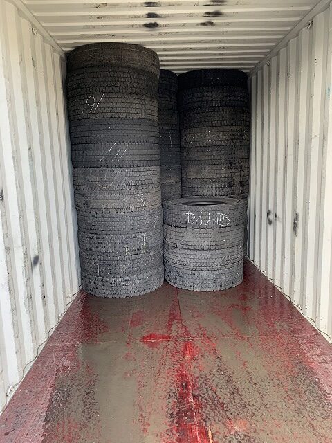 Loading image when exporting used tires(to South Asia)