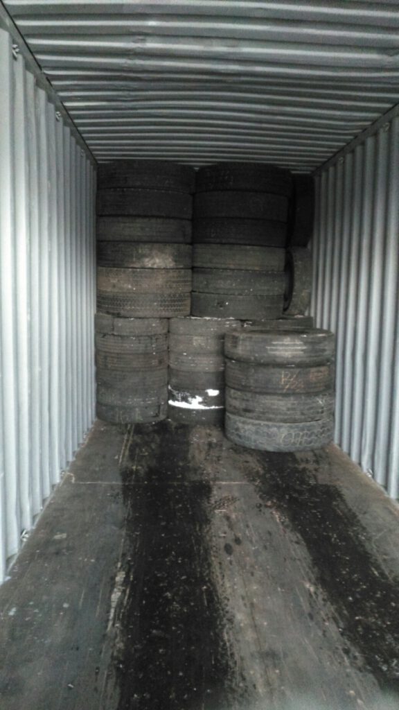 Loading image when exporting used tires(to South Asia)