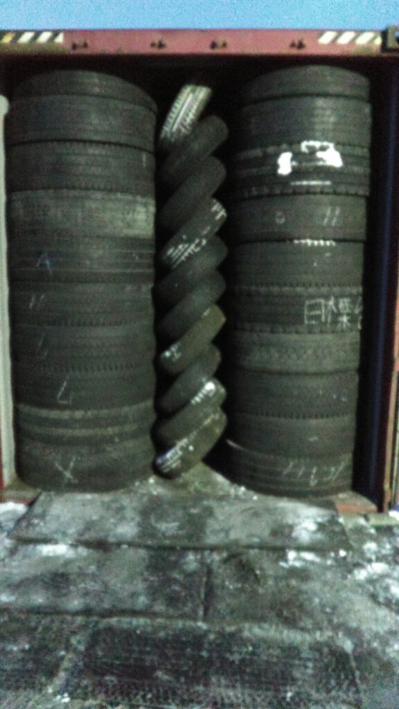 Loading image when exporting used tires(to South Asia)