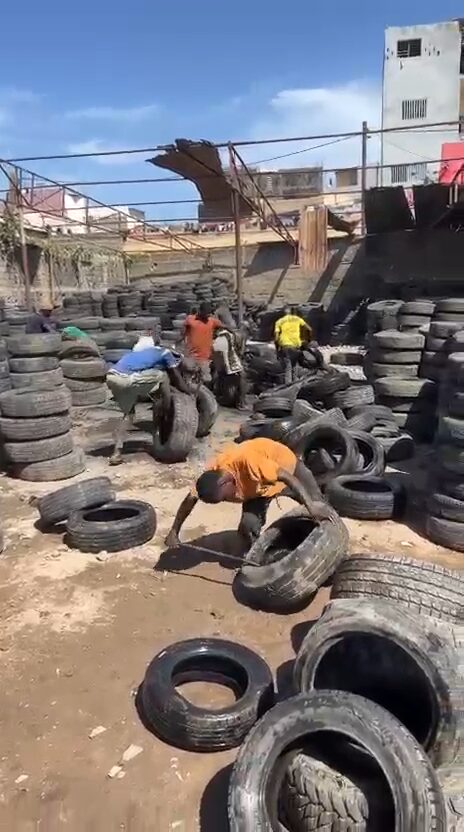 Notre équipe trie les pneus au parc de Dakar